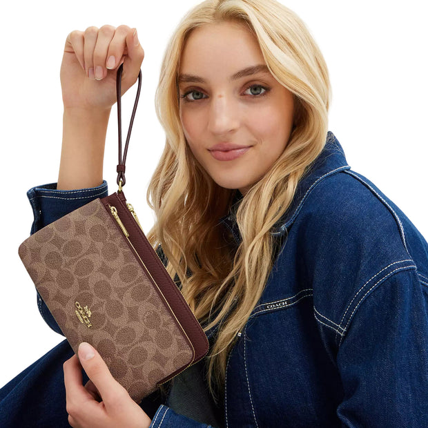 Model Carrying Coach Double Zip Wallet In Signature Canvas - Tan/ Brown CX161