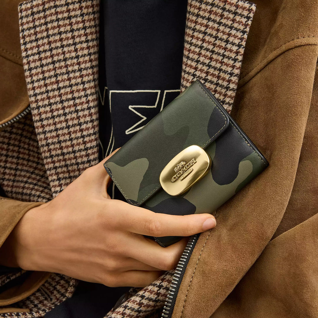 ★上質でお洒落な★COACH Eliza Small Wallet Coach Eliza Small Wallet With Leather Covered Closure