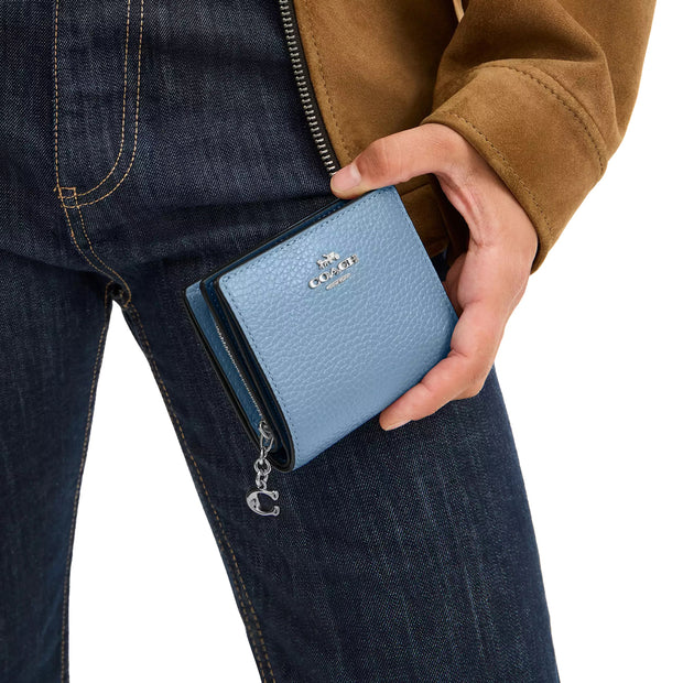 Model Holding Coach Snap Wallet - Pool CBO77
