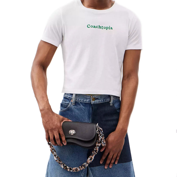 Model Holding Coach Wavy Dinky Bag In Coachtopia Leather - Black CK113