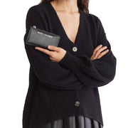 Model Holding Marc Jacobs Trademarc Medium Flat Wallet - Black 4P4SMP026S02